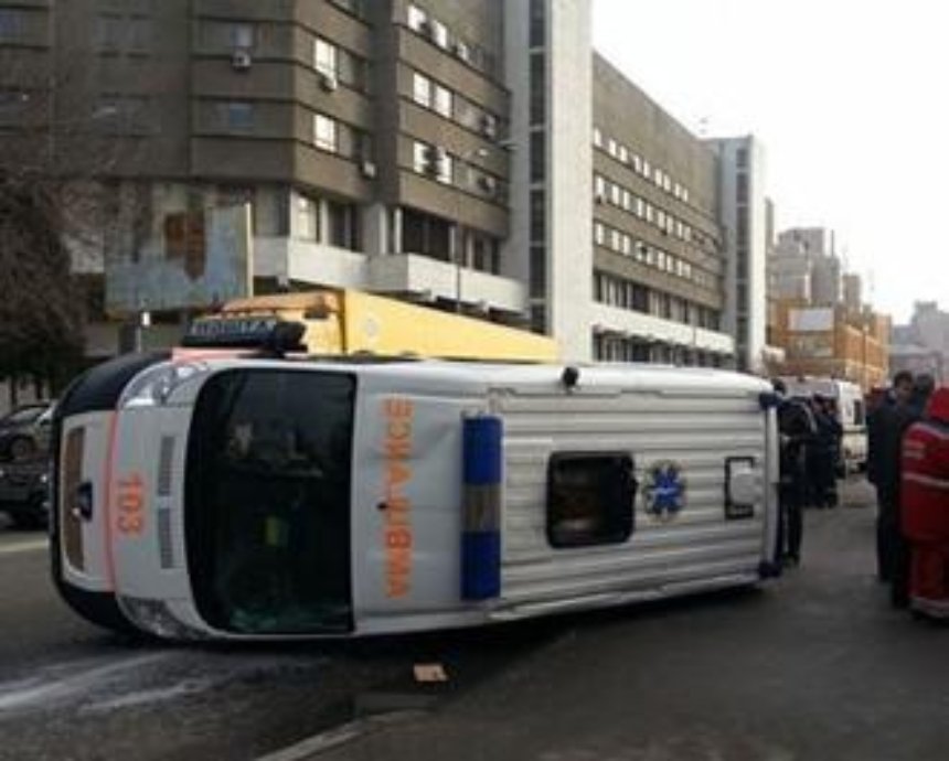 В центре Киева попала в ДТП и перевернулась машина «скорой помощи» (фото)