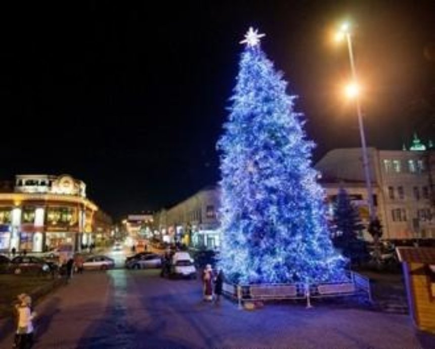 На Контрактовой площади ставят новогоднюю елку