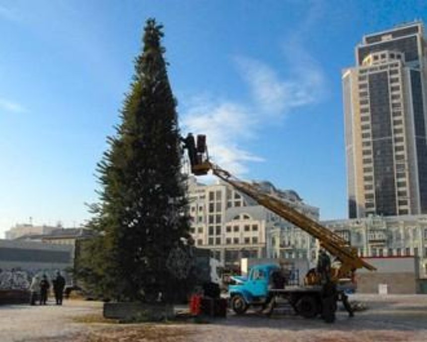 В Печерском районе столицы установили 17-метровую елку (фото)