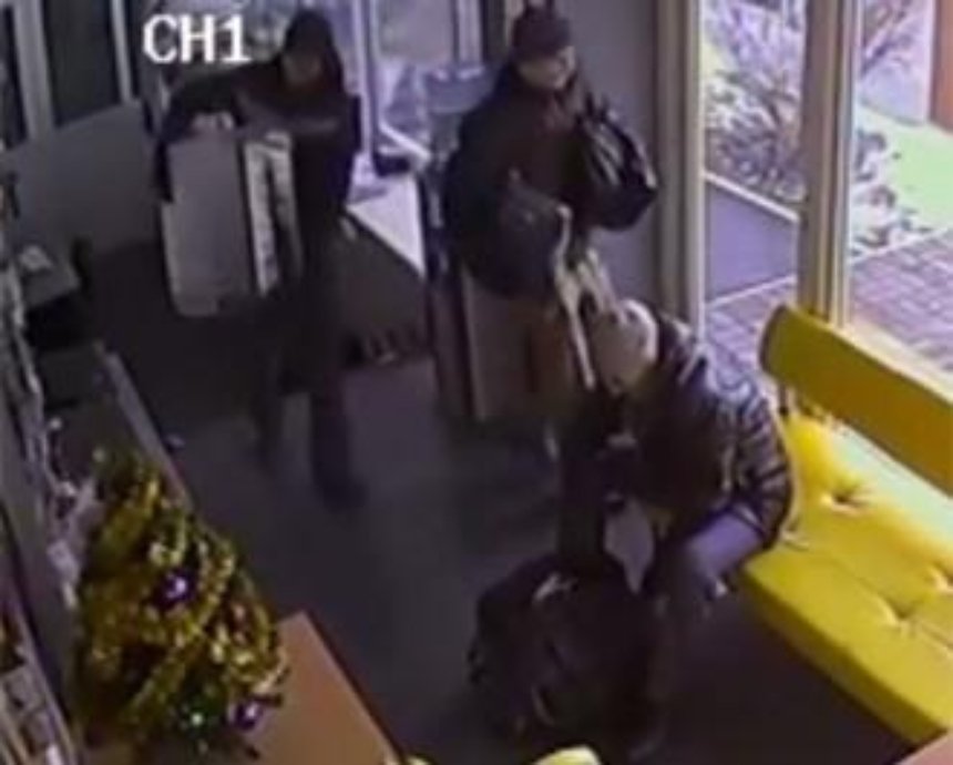 В Киеве ограбили сервисный центр на глазах у прохожих (видео)