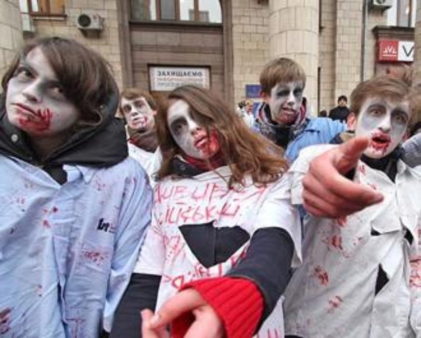 "Зомби" под Нацсоветом требовали лишить лицензий телеканалы за трансляцию российских сериалов (фото)