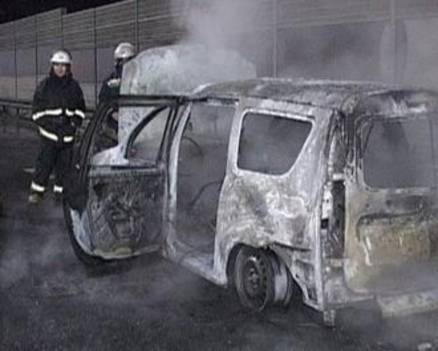 На трассе "Киев-Борисполь" сгорел автомобиль (фото, видео)