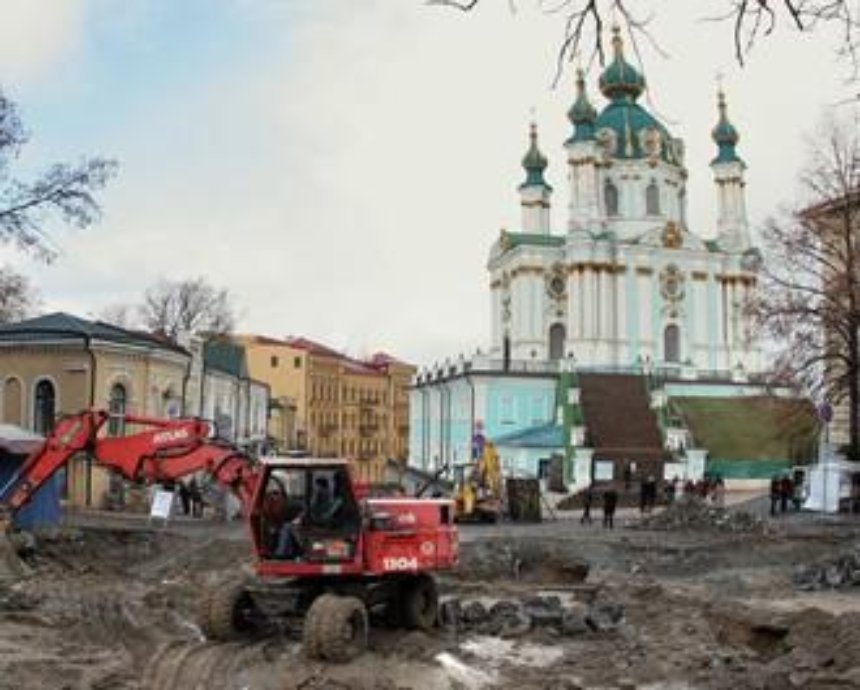 Ремонт на Андреевском спуске: на улице сняли брусчатку и обещают поставить ограничители для машин (фото)