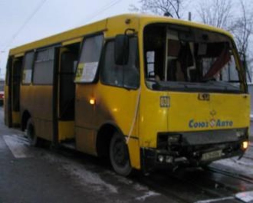 Маршрутка пассажирами протаранила внедорожник в Киеве