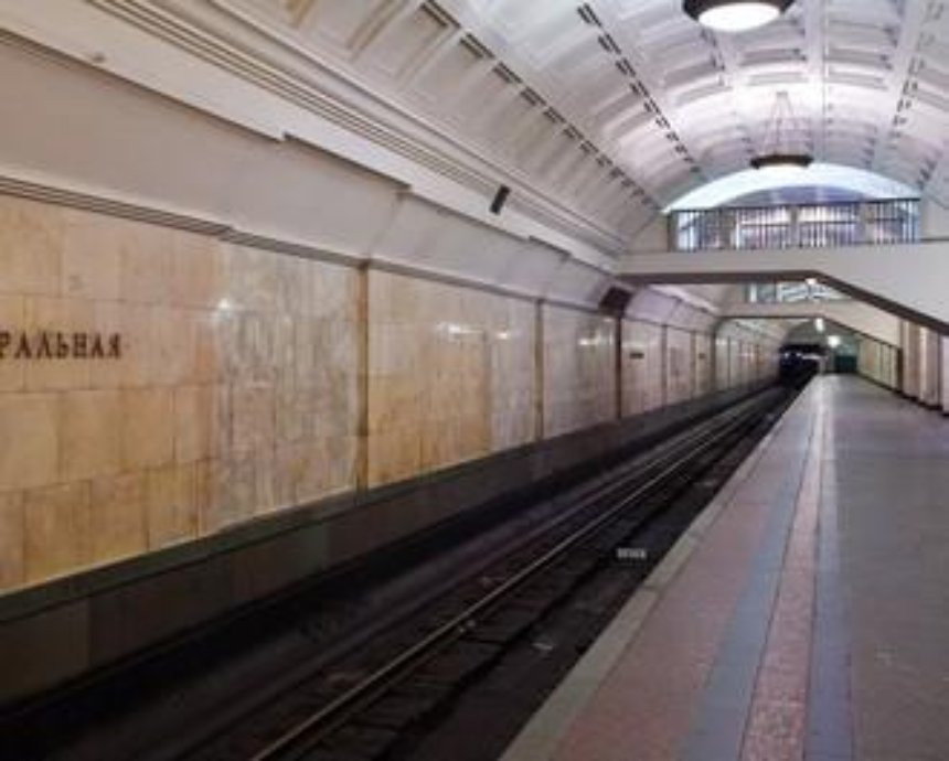 На станции метро "Театральная" пассажир бросился под поезд