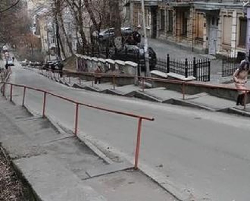 В Киеве на крутой улице появятся перила, которые греют руки