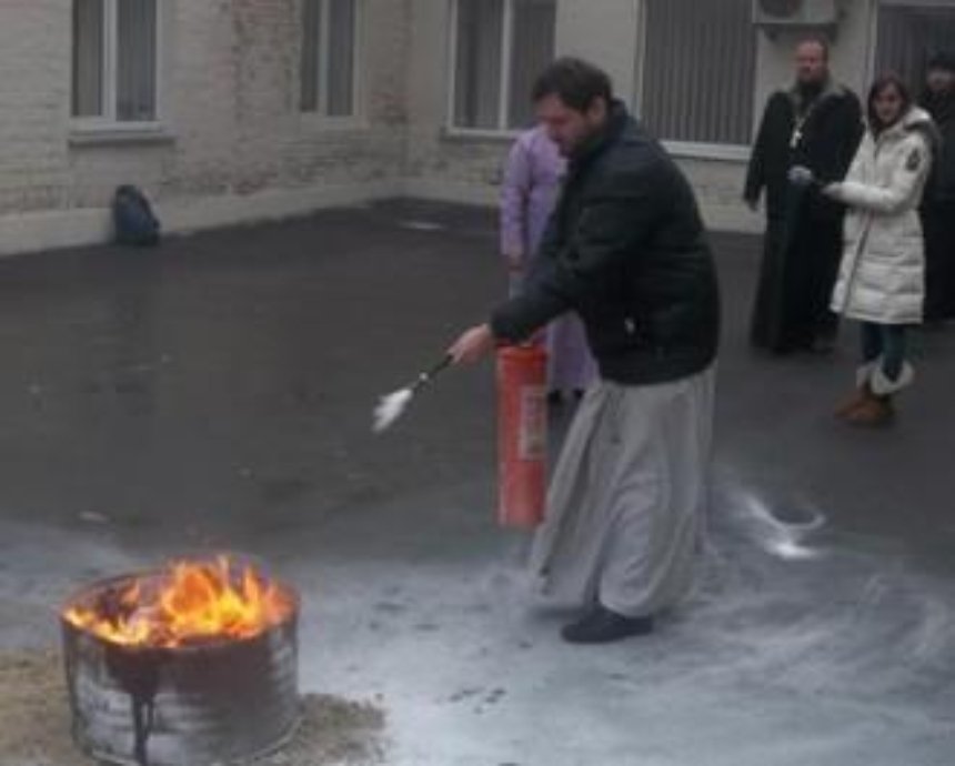 Как киевские священники огонь тушили