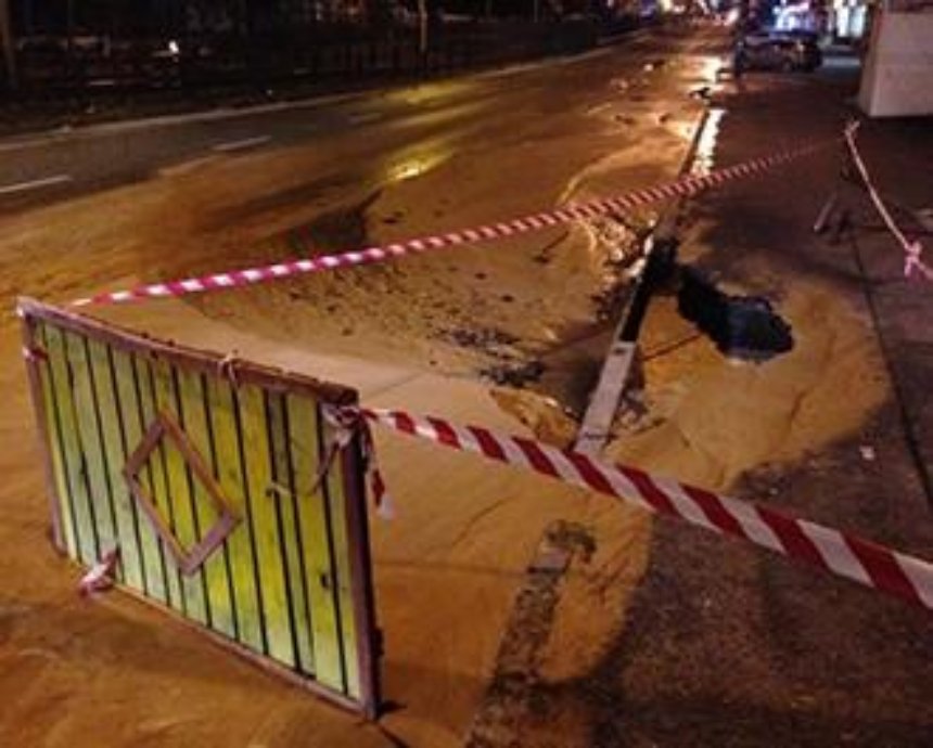 В Киеве на оживленной улице прорвало трубу (фото)