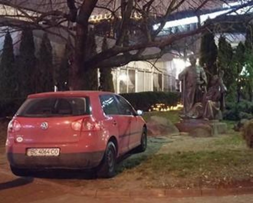 В Киеве "герой парковки" оставил машину прямо под памятником