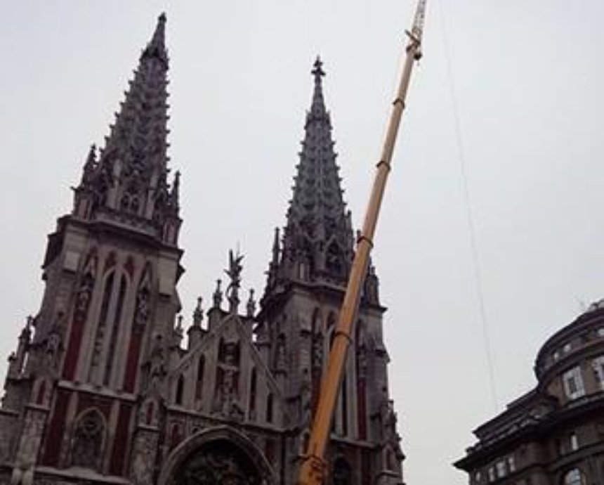 В Киеве взялись за ремонт шпилей столетнего костела (фото)