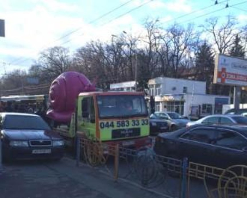 3 коммунальщиков избили во время демонтажа автокофейни в Соломенском районе Киева
