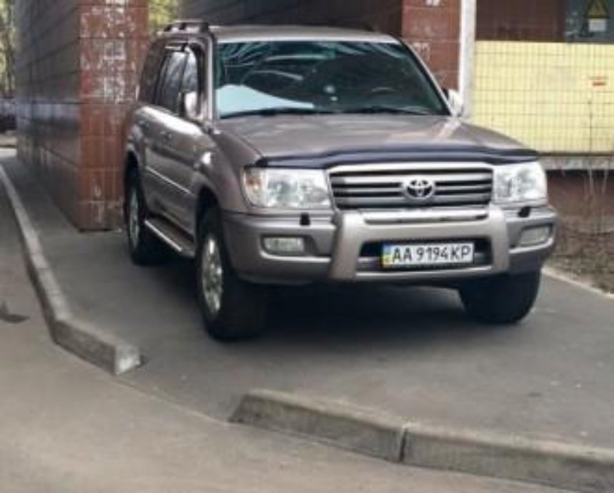 В Киеве "герой парковки" перекрыл заезд для колясок (фото)