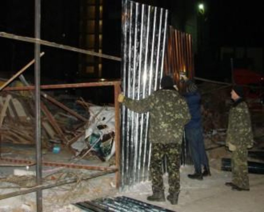 В Киеве на скандальной стройке повторно снесли забор (фото)