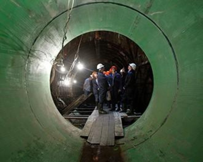 На Нивках возобновили строительство подземного коллектора