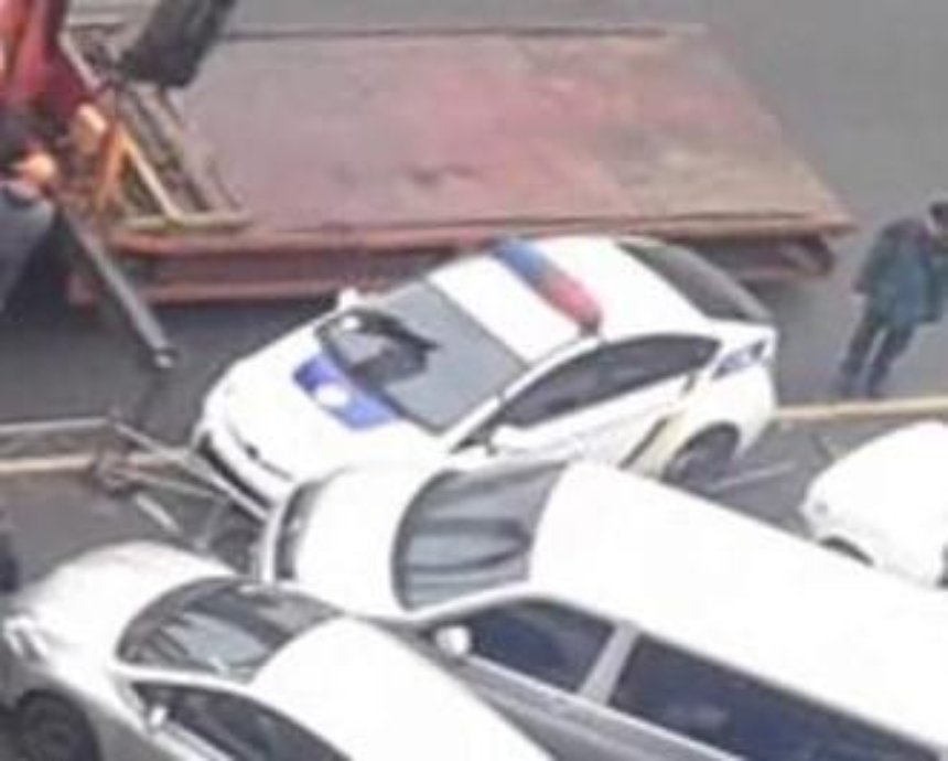 В Киеве полицейский уснул за рулем и протаранил забор автостоянки (фото)
