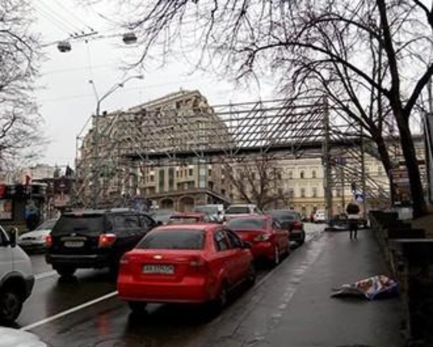 В центре Киева возле новогоднего городка соорудили мост (фото)