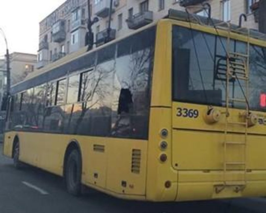По Киеву ездит троллейбус с разбитым окном