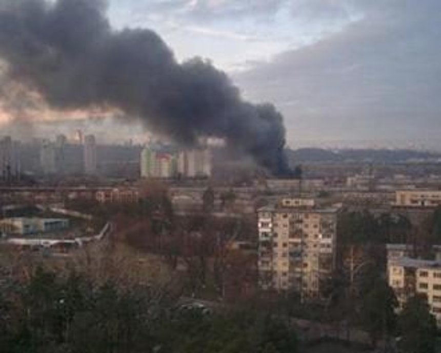Масштабный пожар произошел на СТО в Киеве (видео)