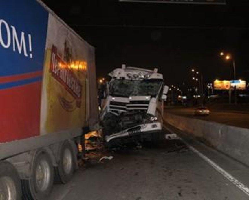 В Киеве в аварию попали два огромных грузовика с вином и пивом (фото)