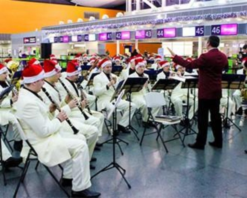 В киевском аэропорту пассажиров будет провожать живой оркестр (видео)