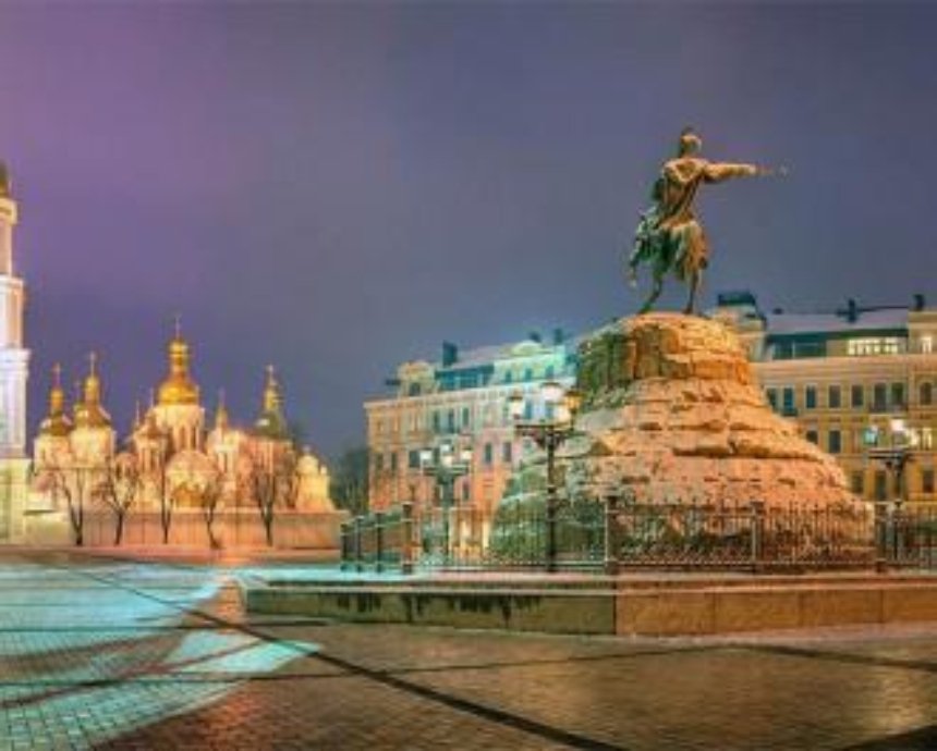 На Софийской площади начали возводить Рождественский городок