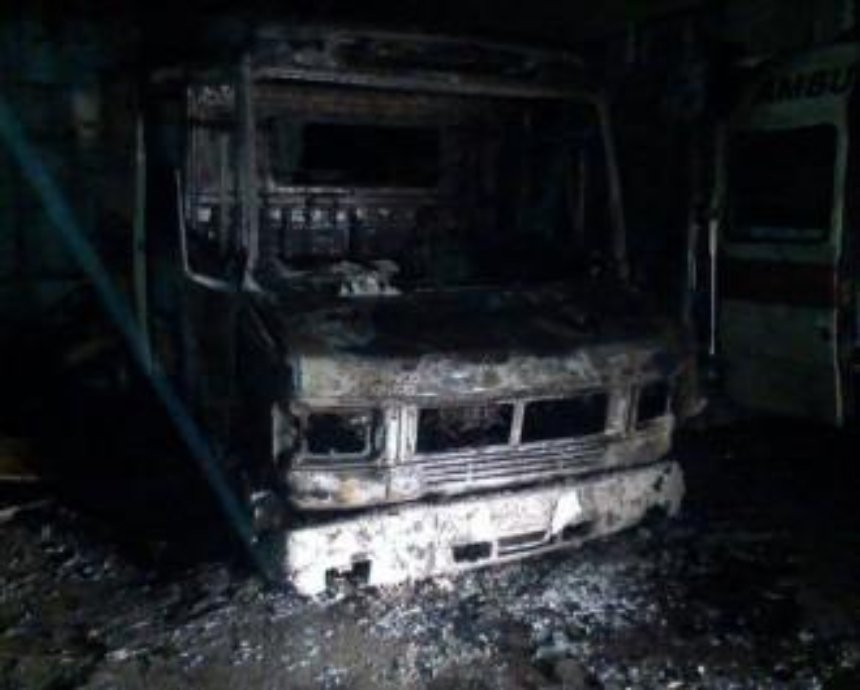 В Киеве сгорели две скорые: в полиции заявили о поджоге