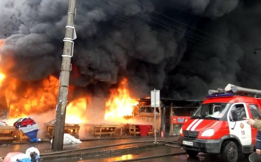 Пожар возле метро "Лесная": владельцы рынка заявляют о поджоге