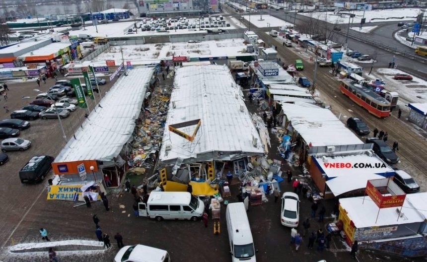 Суцільні руїни: на Оболоні потрощили кілька десятків кіосків (фото)