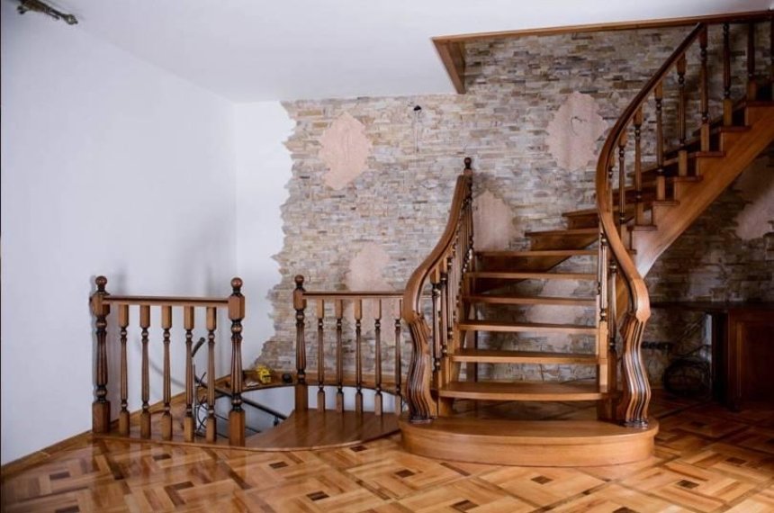Як обрати дерев'яні сходи?