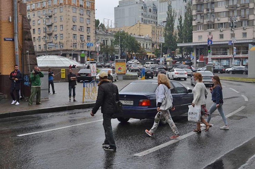 Свершилось: на Бессарабке появился долгожданный пешеходный переход