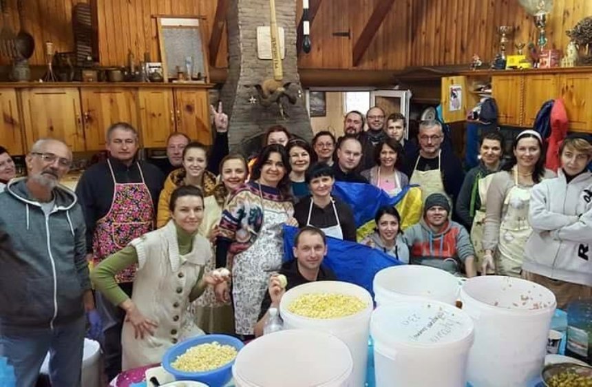 Приятные хлопоты: столичные волонтеры приготовили 2,5 тонны оливье для воинов АТО