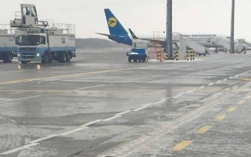 Крижана пастка: київські аеропорти призупинили рейси