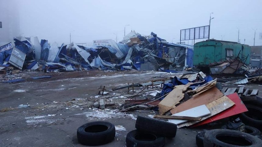 Разгромили: возле метро "Харьковская" снесли рынок из МАФов (фото)
