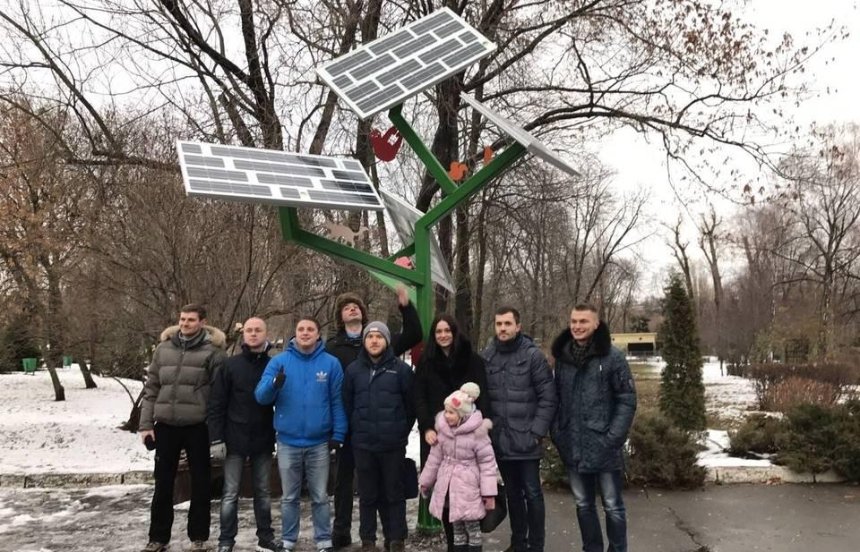 Энергия для всех: в Киеве заработало "солнечное дерево"