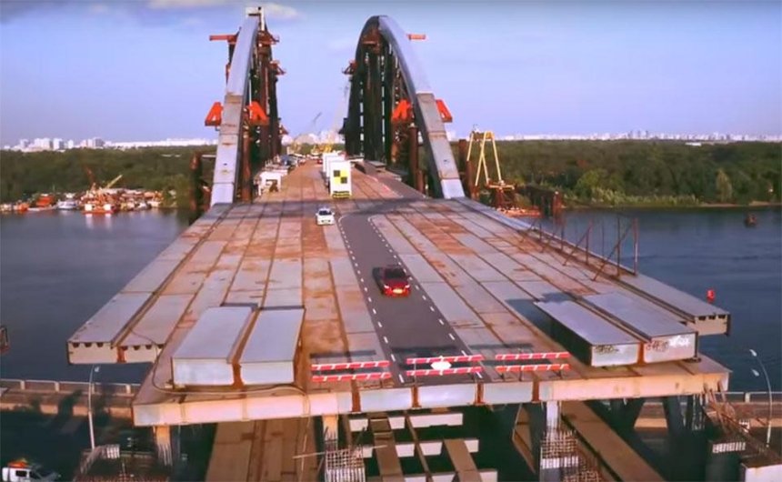 Безумие на колесах: гонщик из Top Gear проехался "вслепую" по недостроенному киевскому мосту (видео)
