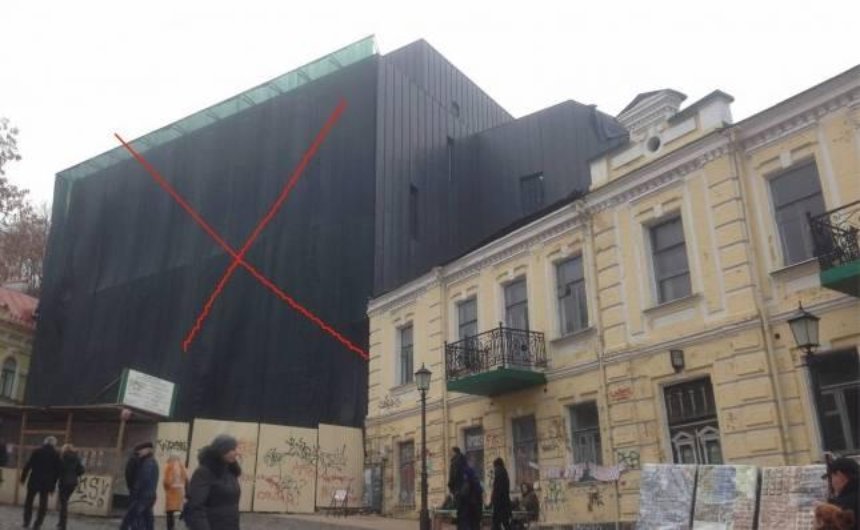 Голос народу: кияни вимагають знести новий фасад Театру на Подолі