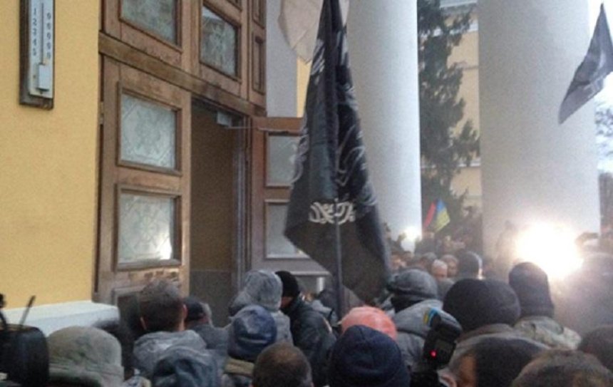 Протестующие в центре Киева штурмуют Октябрьский дворец (фото)