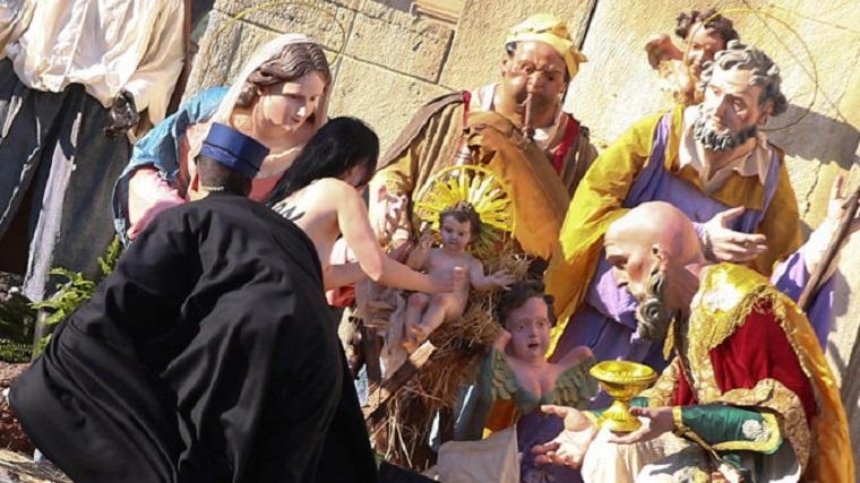 Голая активистка Femen пыталась похитить фигуру Иисуса (фото)