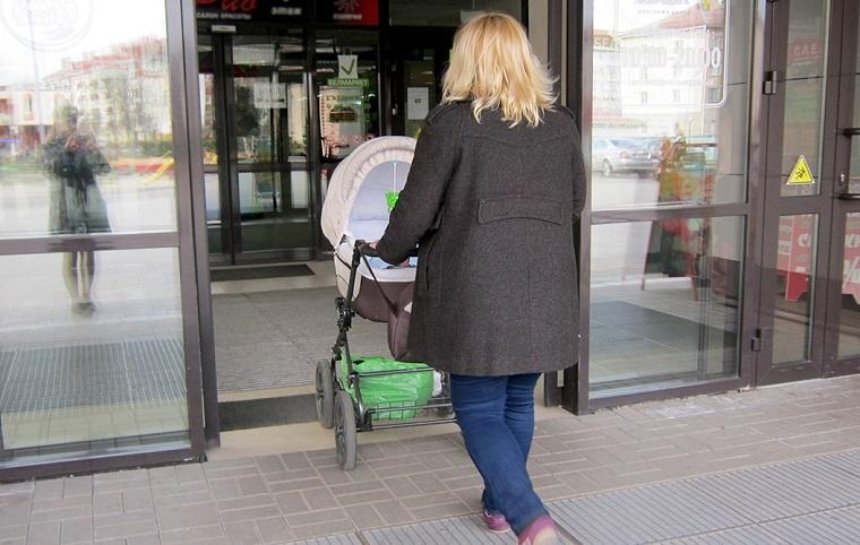 Українцям розповіли, що робити, якщо їх не пускають до магазину з дитячими візками