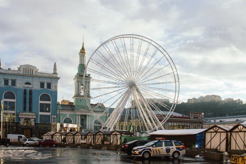Цирк и чертово колесо: как выглядит праздничная Контрактовая площадь (фото)