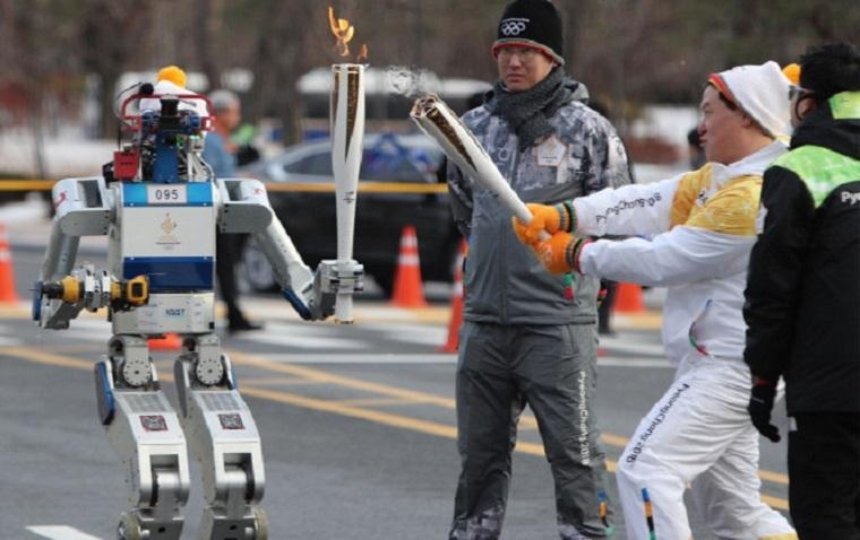 Робот передал олимпийский огонь во время эстафеты