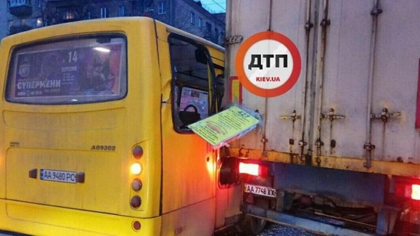 Через зіткнення маршрутки і фури в центрі Києва паралізовано рух (фото)