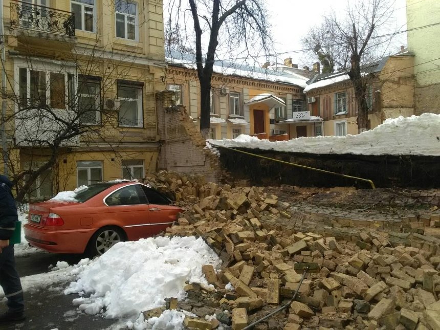 Обвал стены в Киеве: жителям соседних домов в ближайшее время восстановят подачу газа