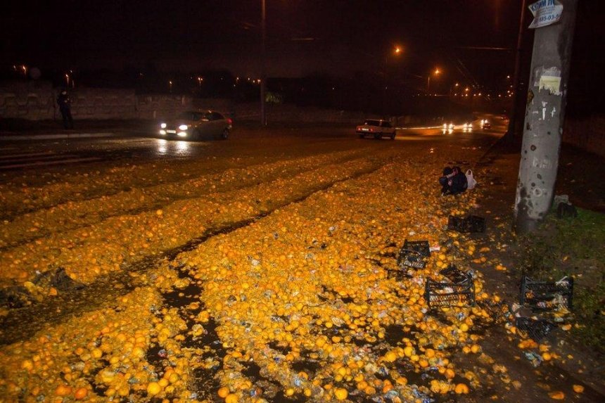 Оранжевая дорога: в Днепре из-за ДТП улицу усеяли мандарины (фото)