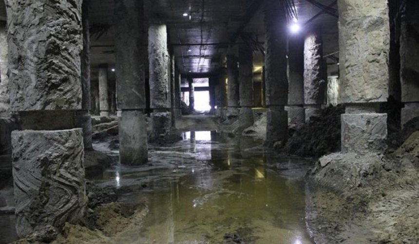 Из-за непогоды раскопки на Почтовой площади оказались затоплены (фото)