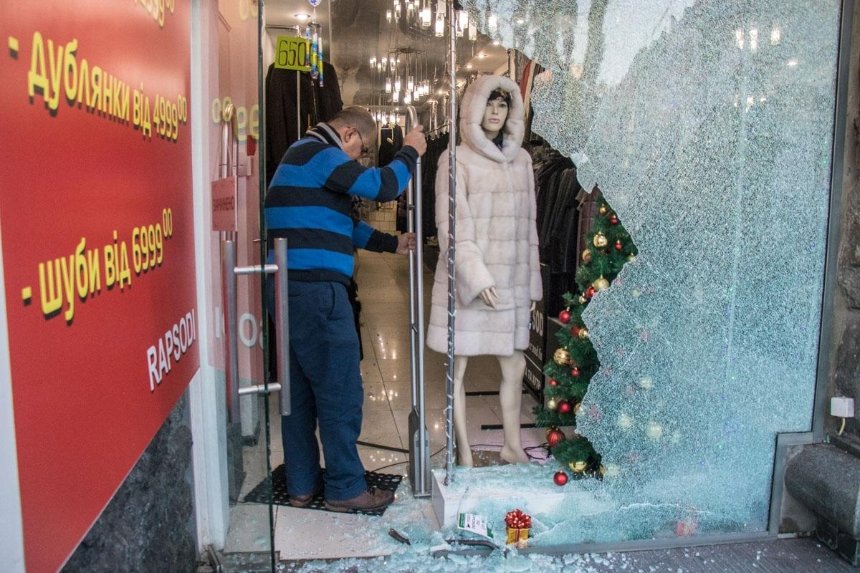 За четыре минуты: в центре Киева ограбили магазин с дорогими шубами (фото)