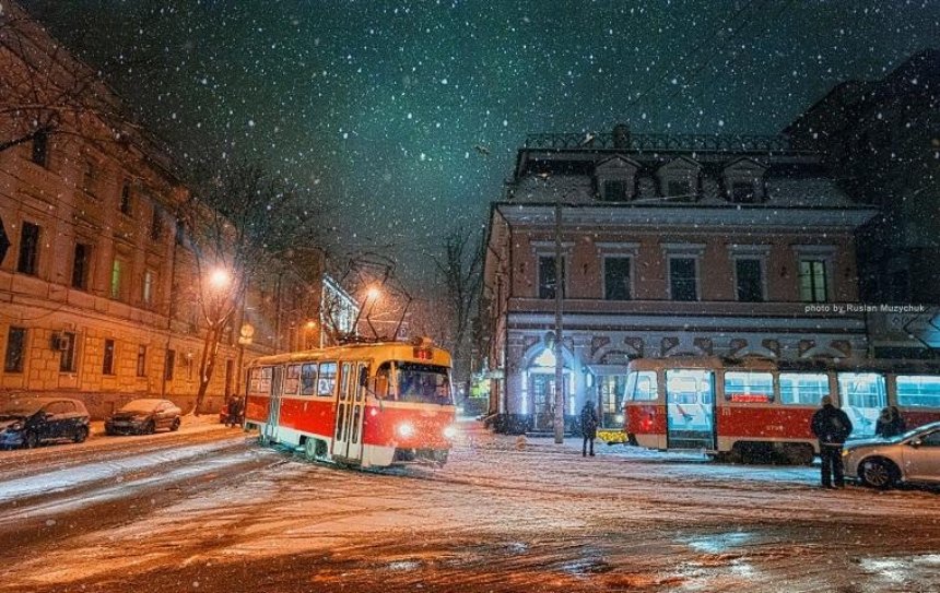 Автохам заблокировал трамваи на Подоле
