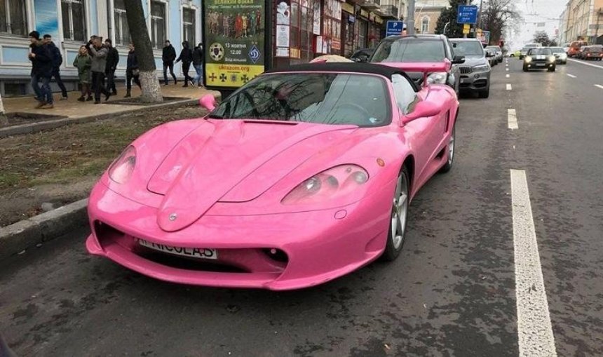 Больше гламура: в столице заметили необычный Ferrari (фото)