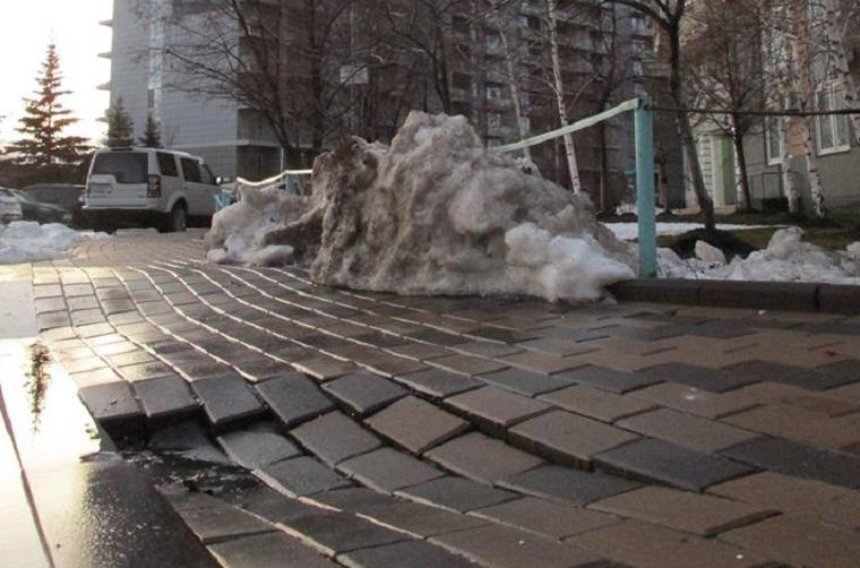 На Русановке «уплыла» новая тротуарная плитка (фото)
