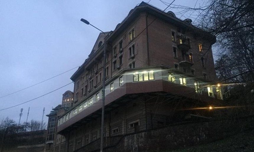Через «цар-балкон» в Шевченківському районі може обвалитися будинок (фото)